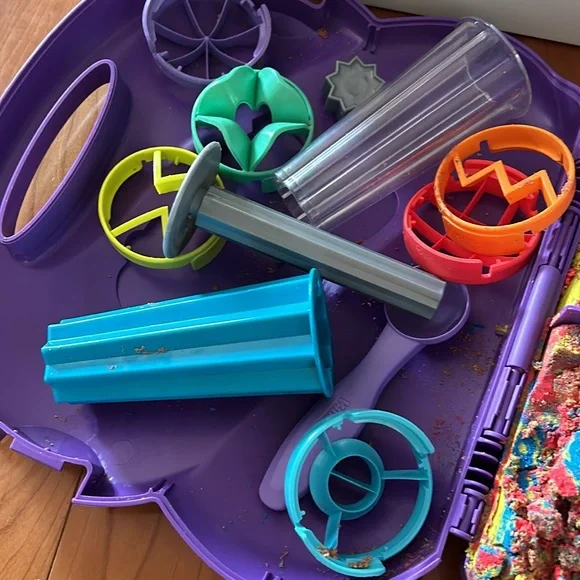 Two sets of kinetic sand - Picture 3 of 5